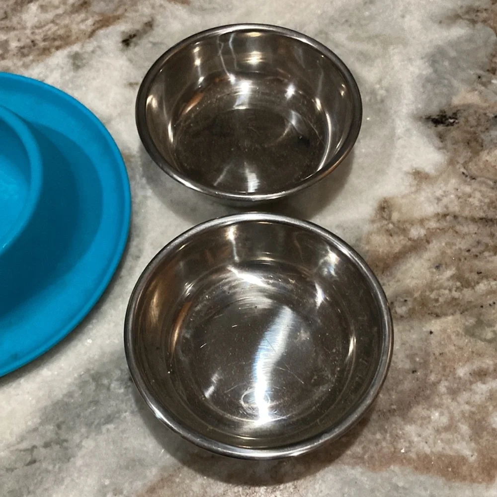 Silicone pet feeder